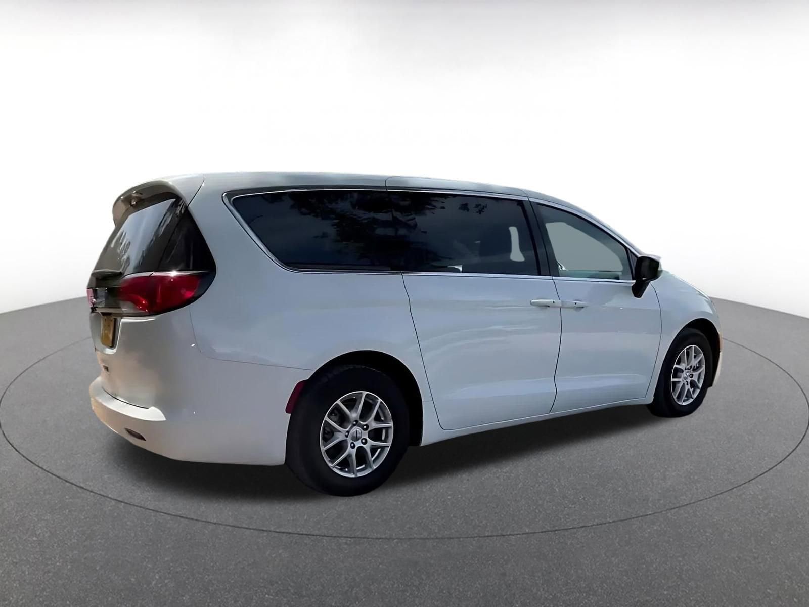 Thumbnail: 2023 Chrysler Voyager - 15
