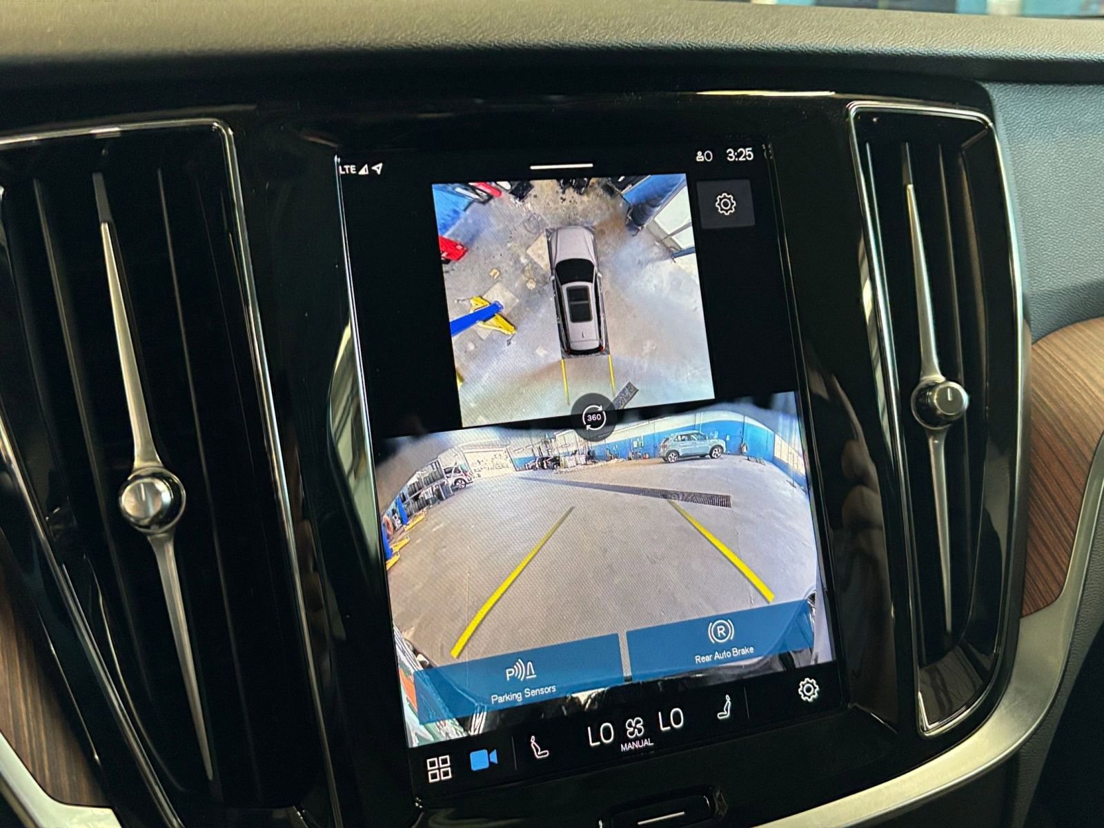 Thumbnail: 2025 Volvo S60 - 17