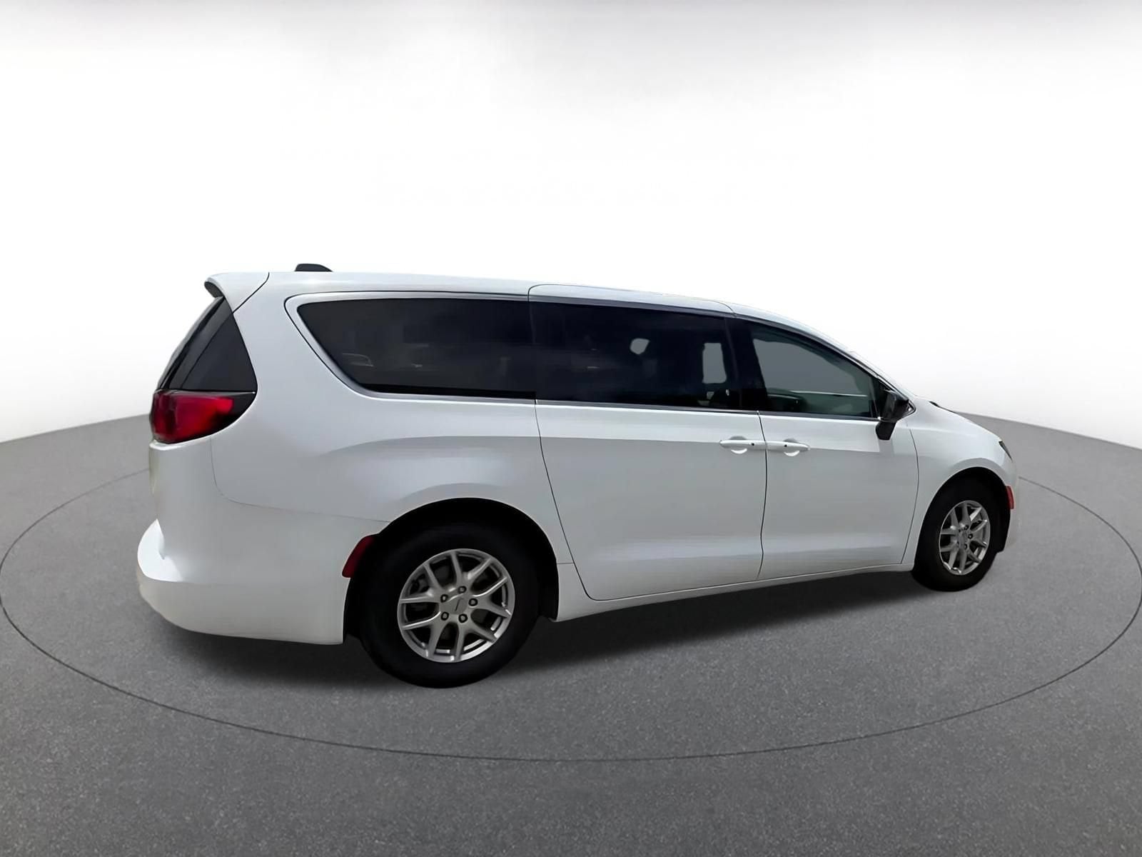Thumbnail: 2024 Chrysler Voyager - 14