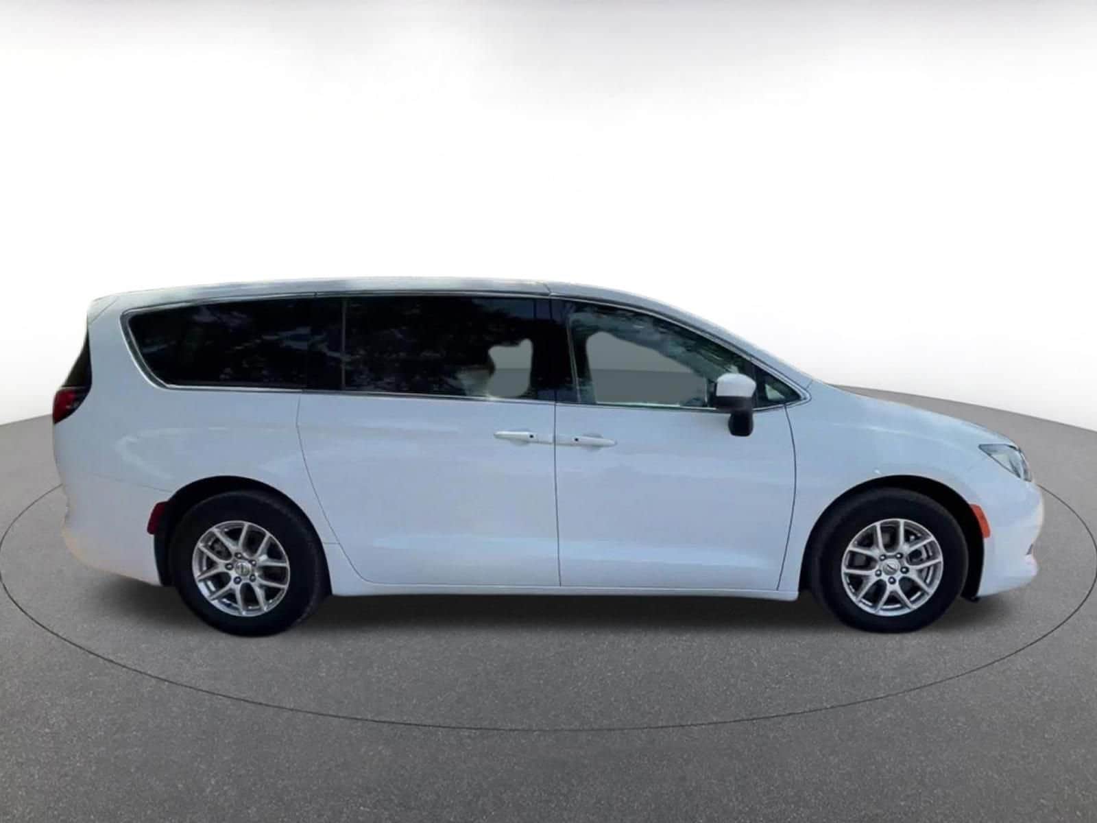 Thumbnail: 2023 Chrysler Voyager - 16