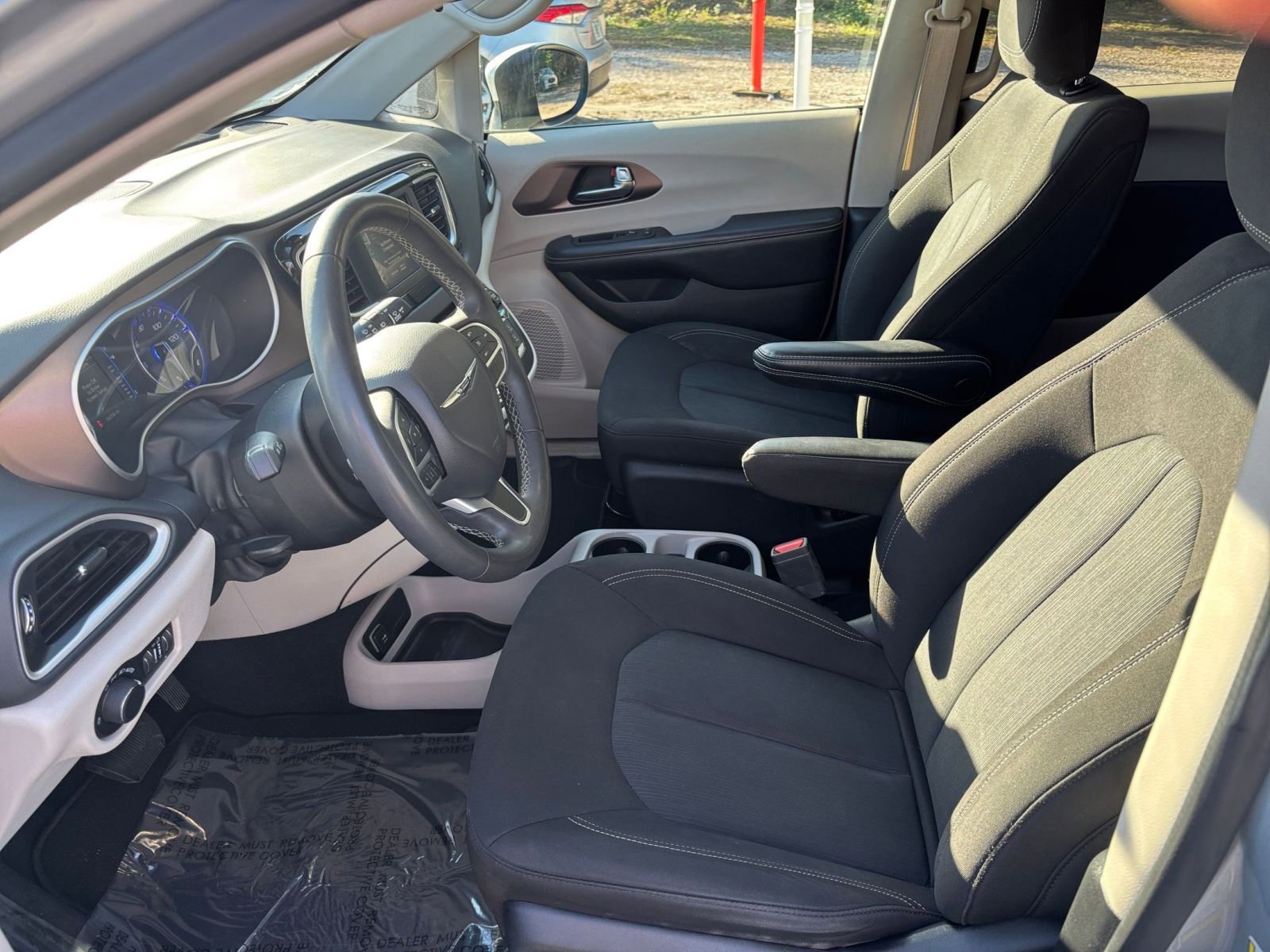 Thumbnail: 2023 Chrysler Voyager - 28