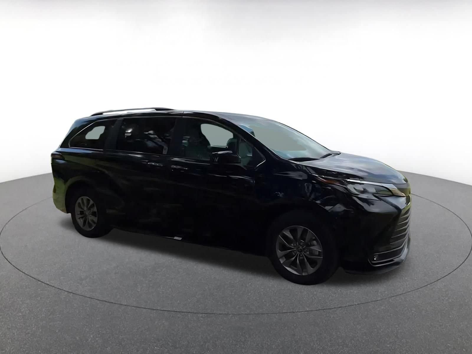 Thumbnail: 2025 Toyota Sienna - 2