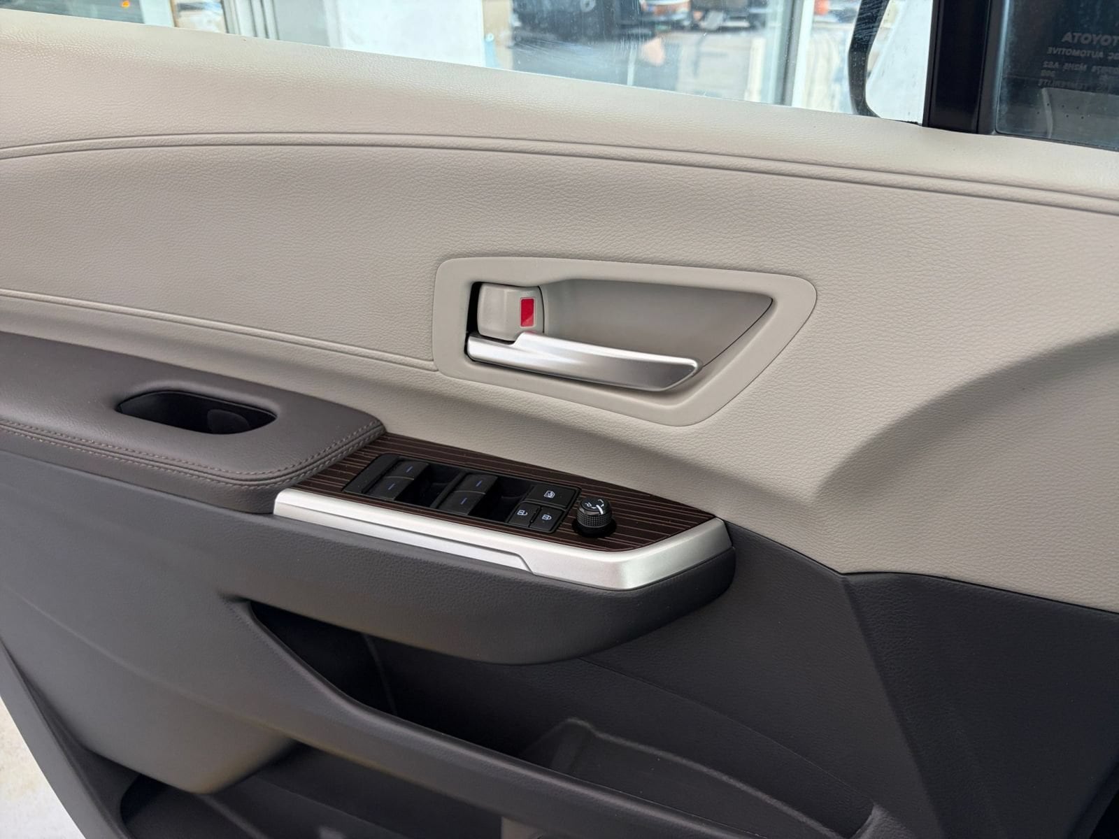 Thumbnail: 2024 Toyota Sienna - 18