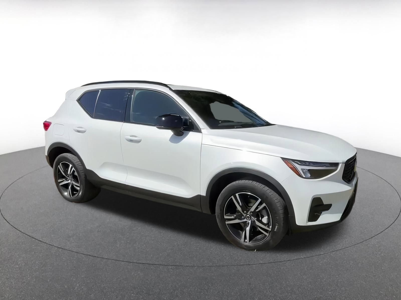 Thumbnail: 2024 Volvo XC40 - 1