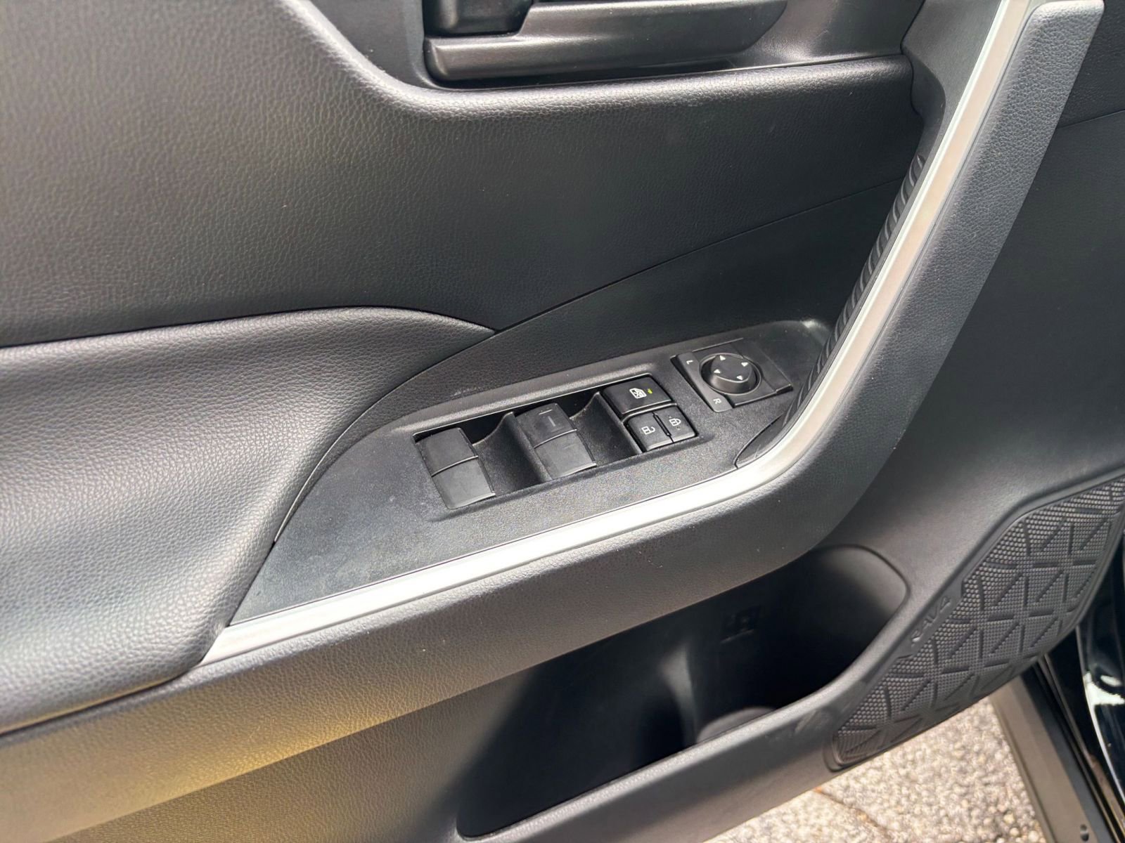 Thumbnail: 2025 Toyota RAV4 - 20