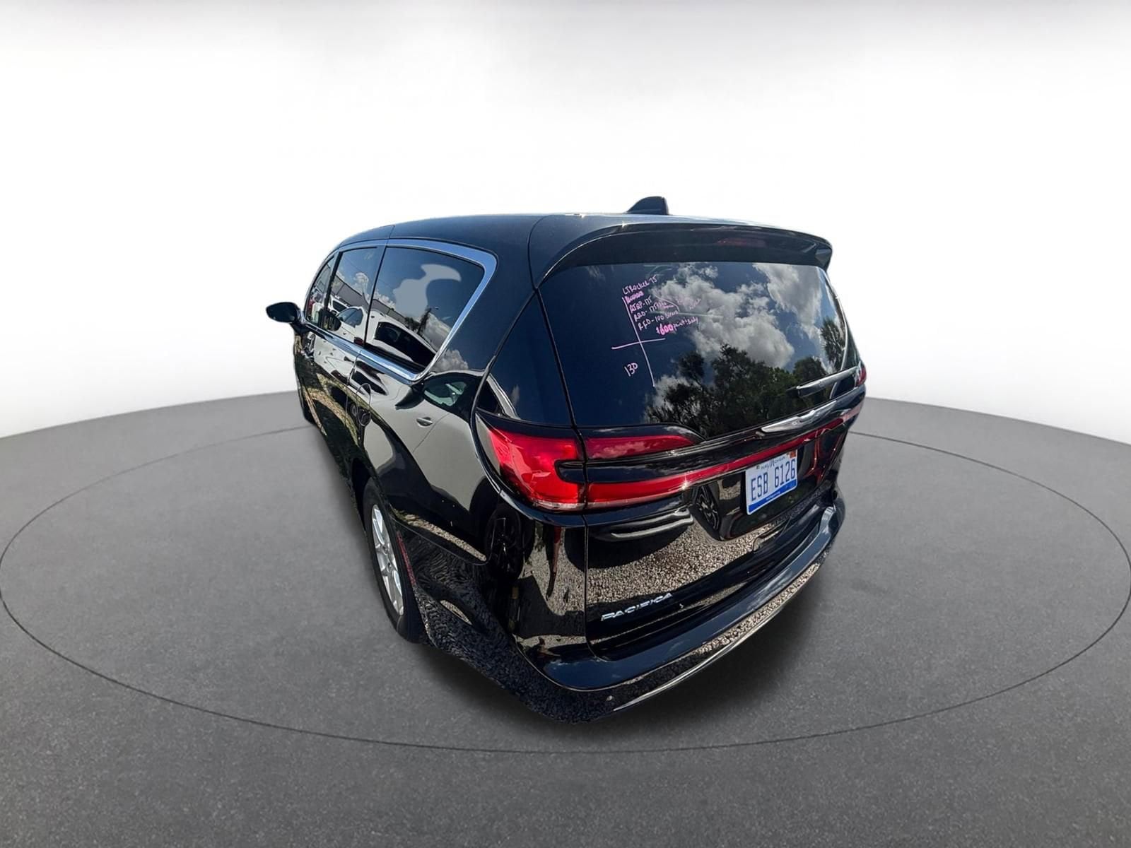 Thumbnail: 2023 Chrysler Pacifica - 5