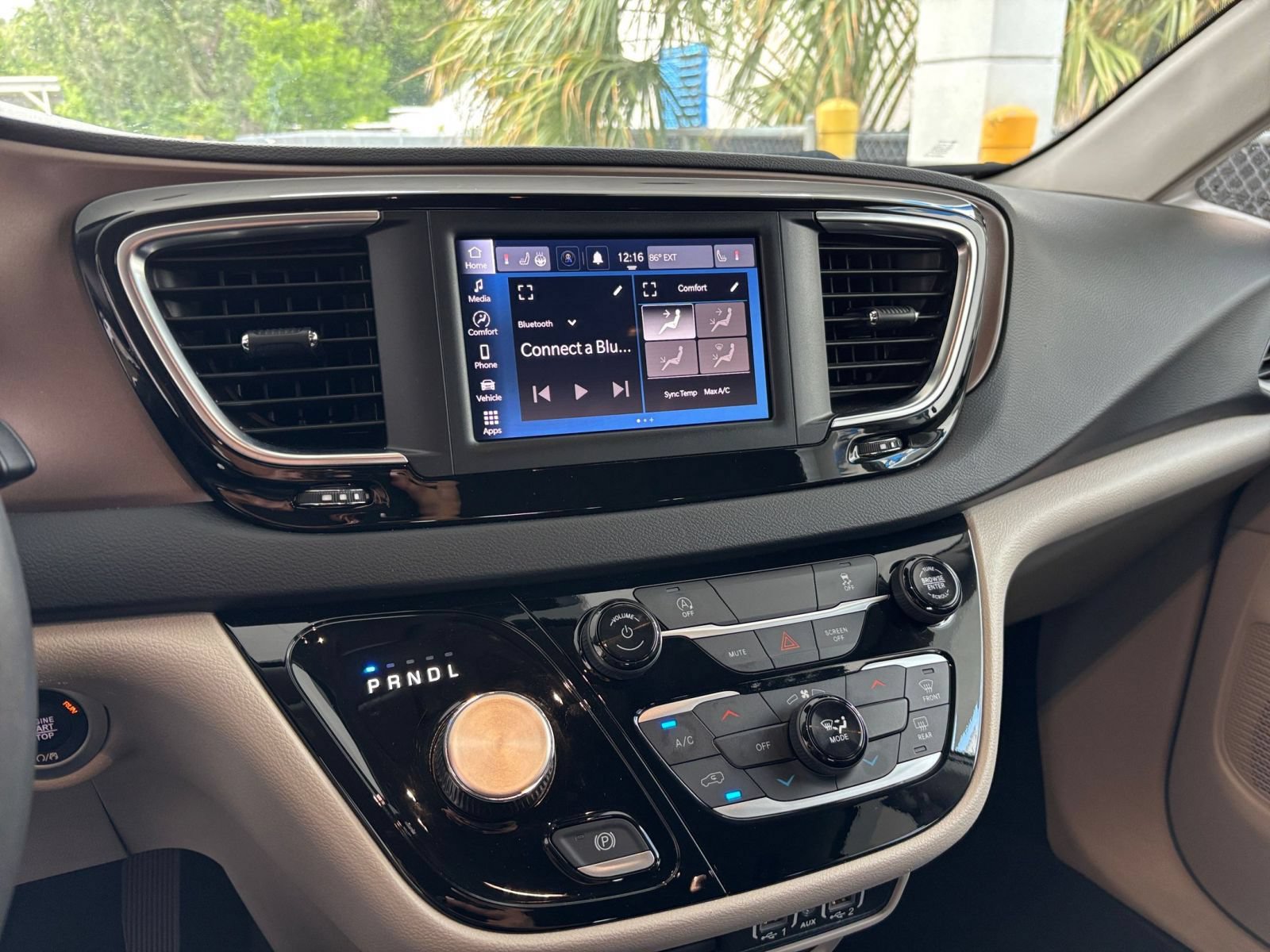 Thumbnail: 2024 Chrysler Voyager - 17