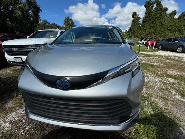 2023 Toyota Sienna XLE 4