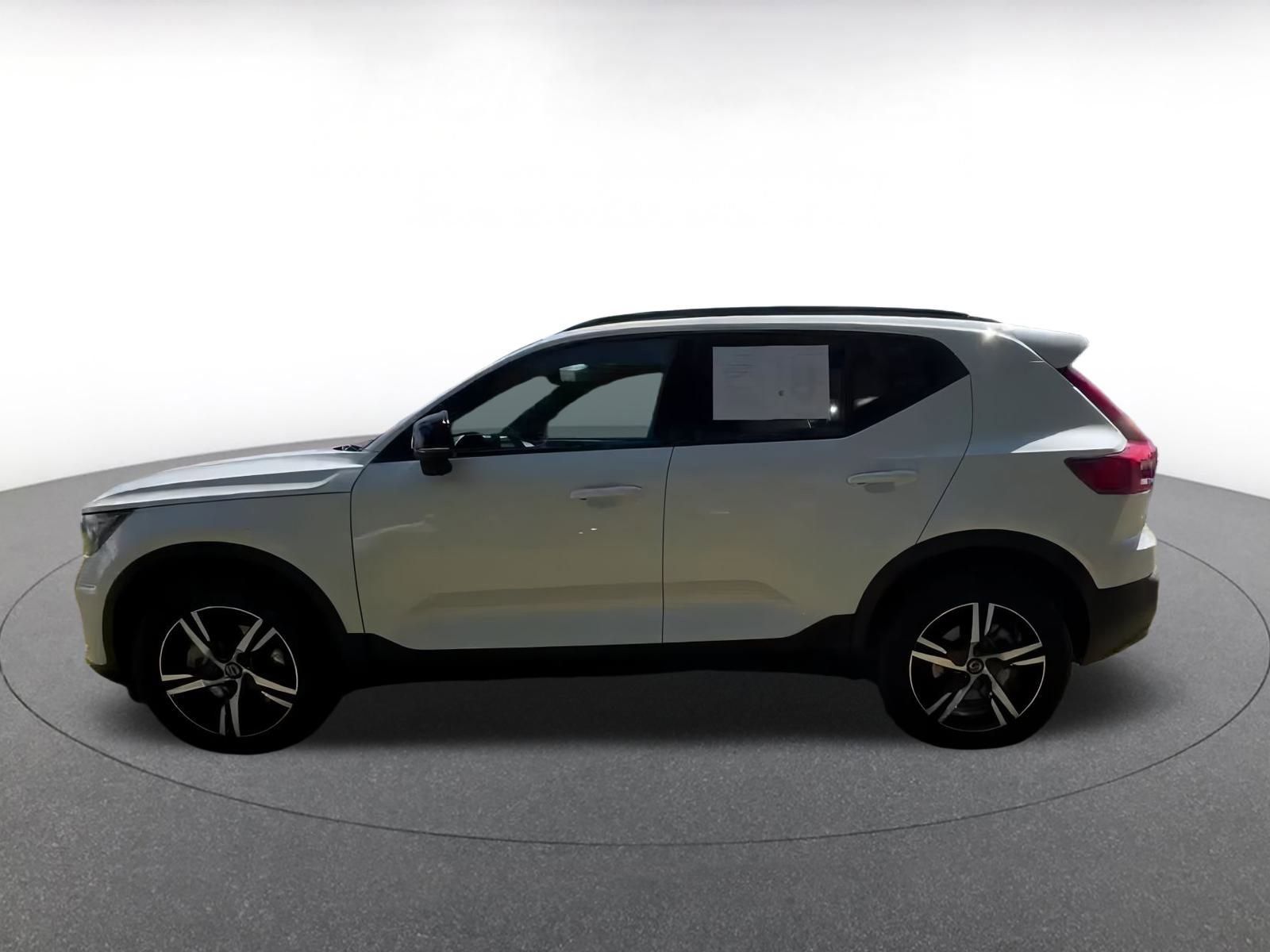 Thumbnail: 2024 Volvo XC40 - 9