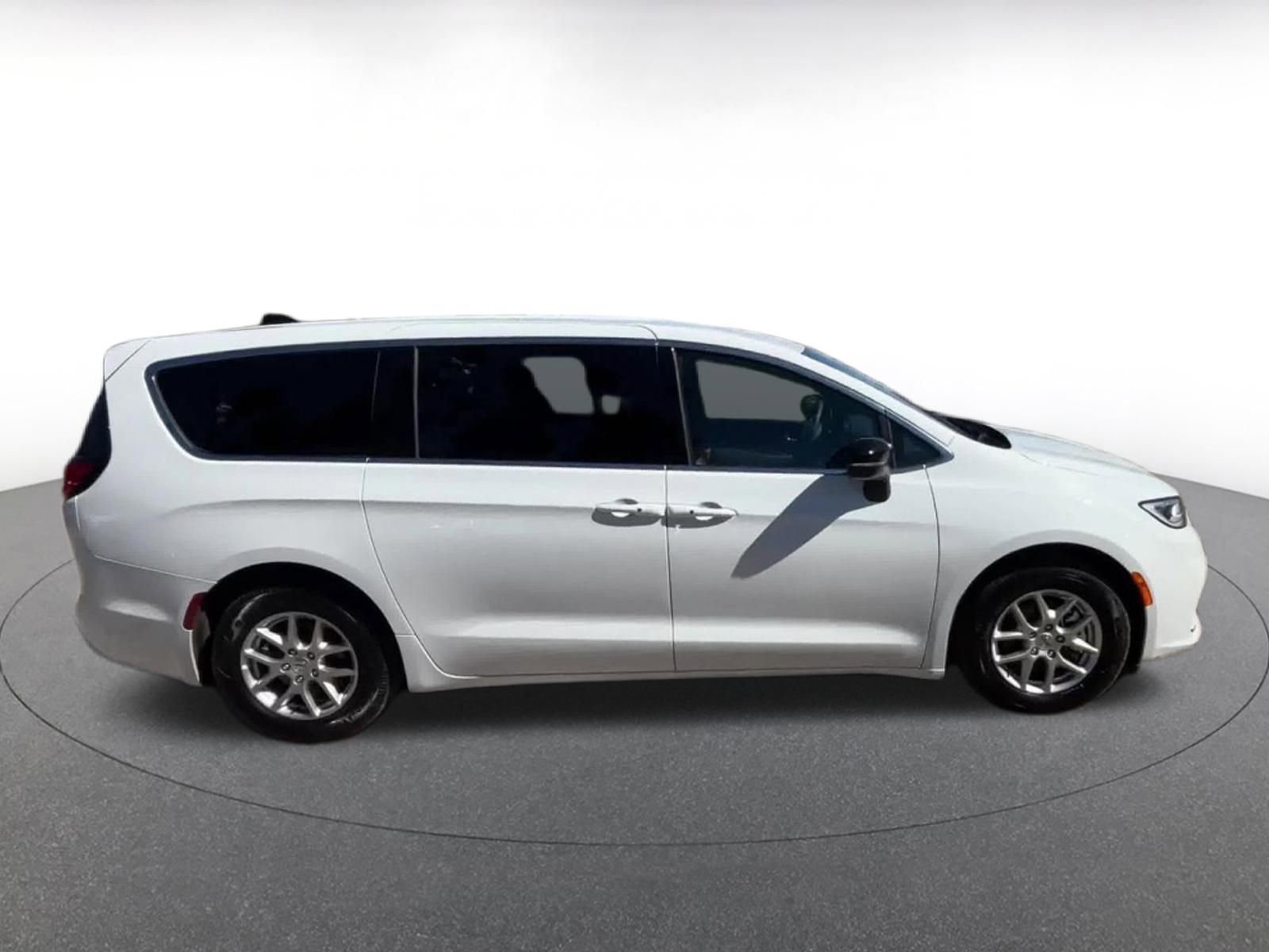 Thumbnail: 2025 Chrysler Pacifica - 16