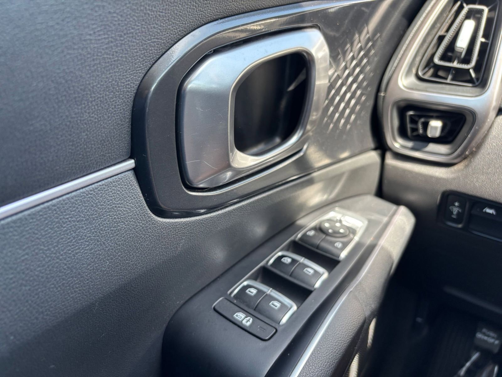 Thumbnail: 2023 Kia Sorento - 18