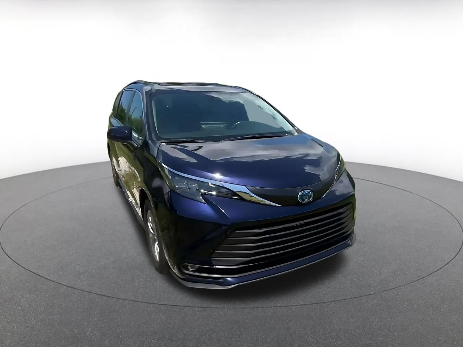 Thumbnail: 2025 Toyota Sienna - 3