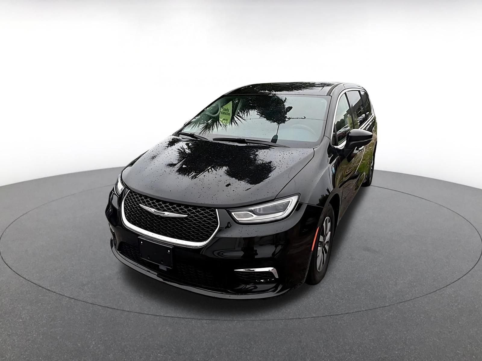 Thumbnail: 2023 Chrysler Pacifica - 4