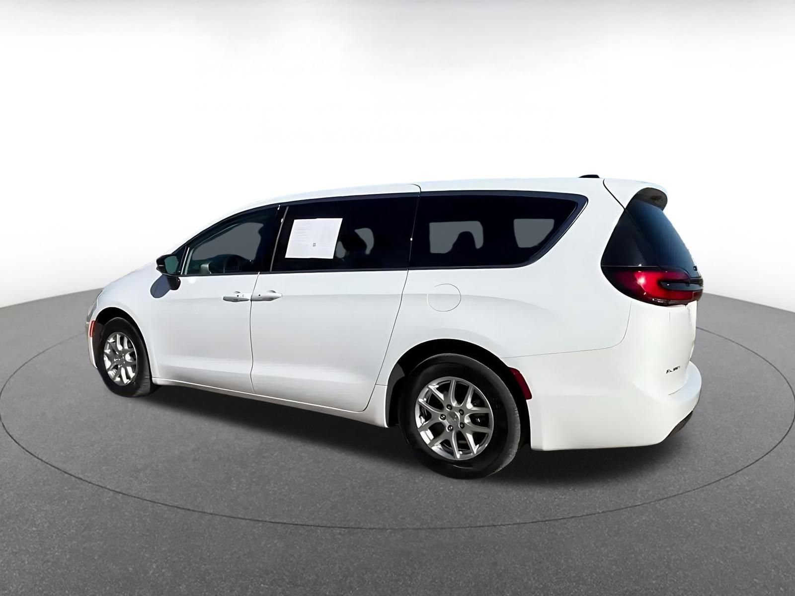 Thumbnail: 2024 Chrysler Pacifica - 10
