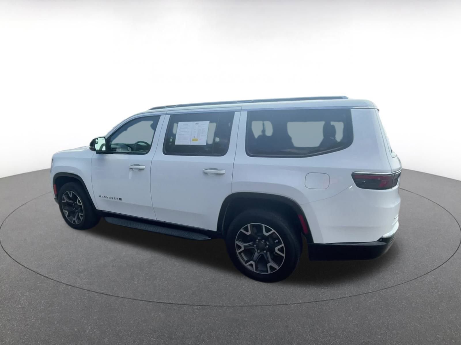 Thumbnail: 2023 Jeep Wagoneer - 10