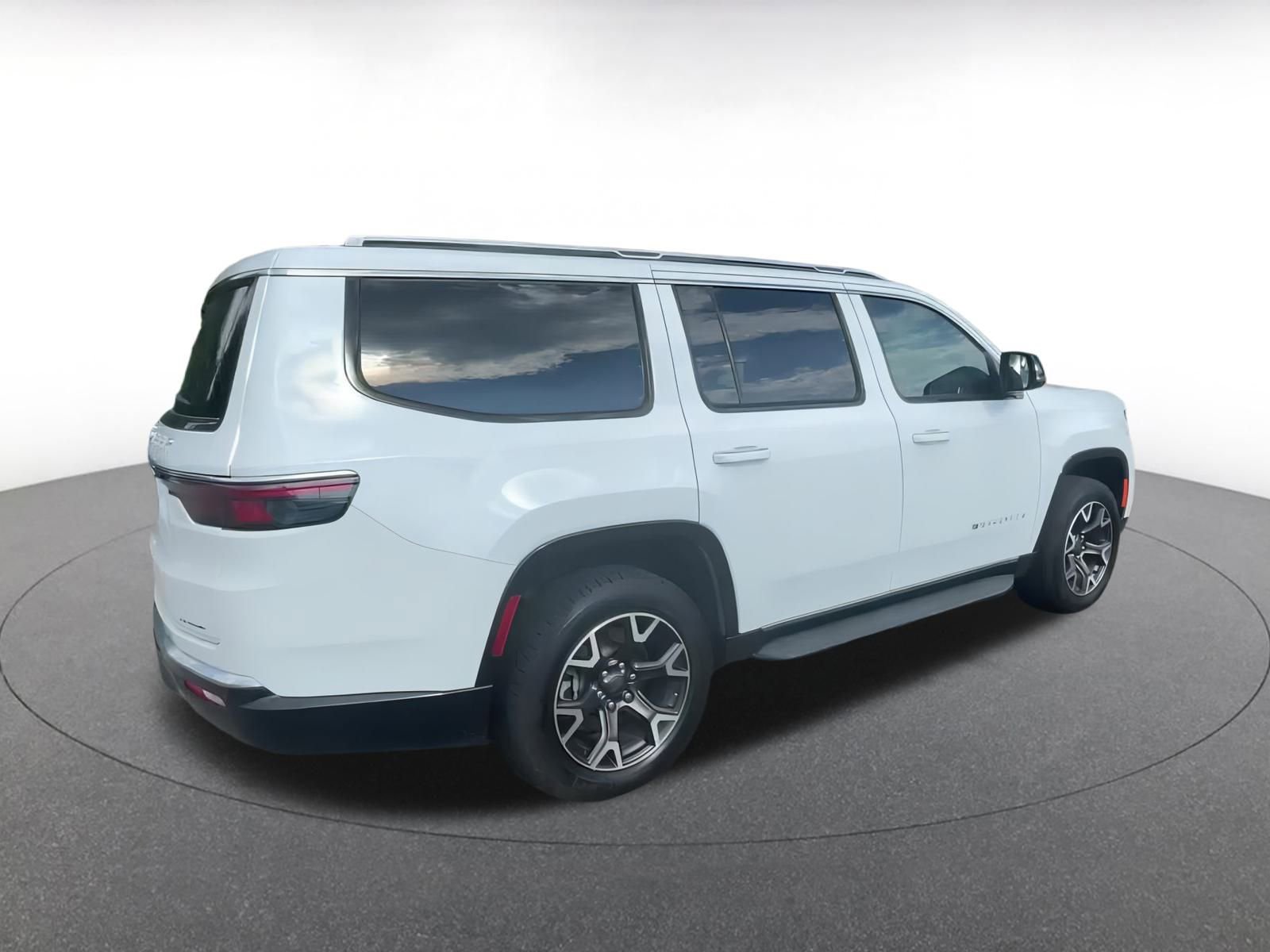 Thumbnail: 2023 Jeep Wagoneer - 15