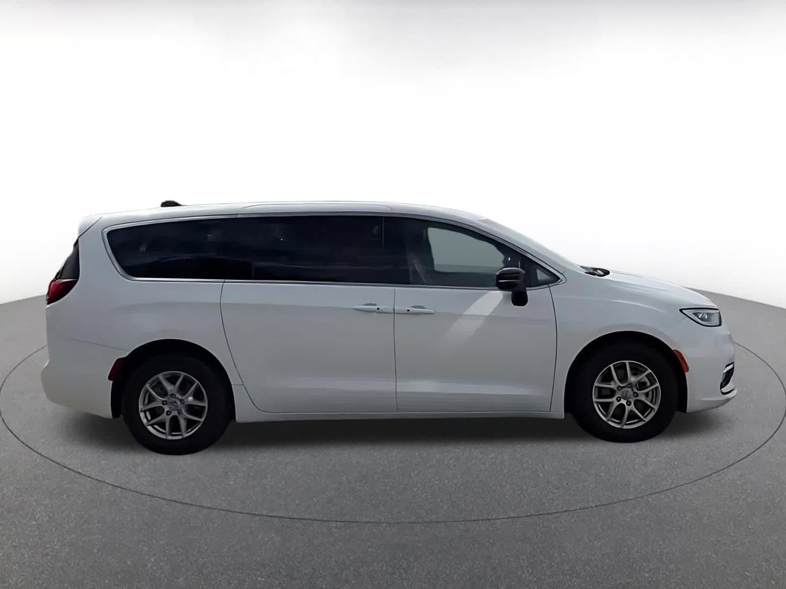 Thumbnail: 2025 Chrysler Pacifica - 15