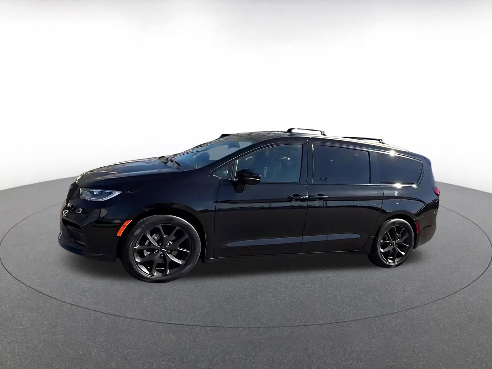 Thumbnail: 2025 Chrysler Pacifica - 4