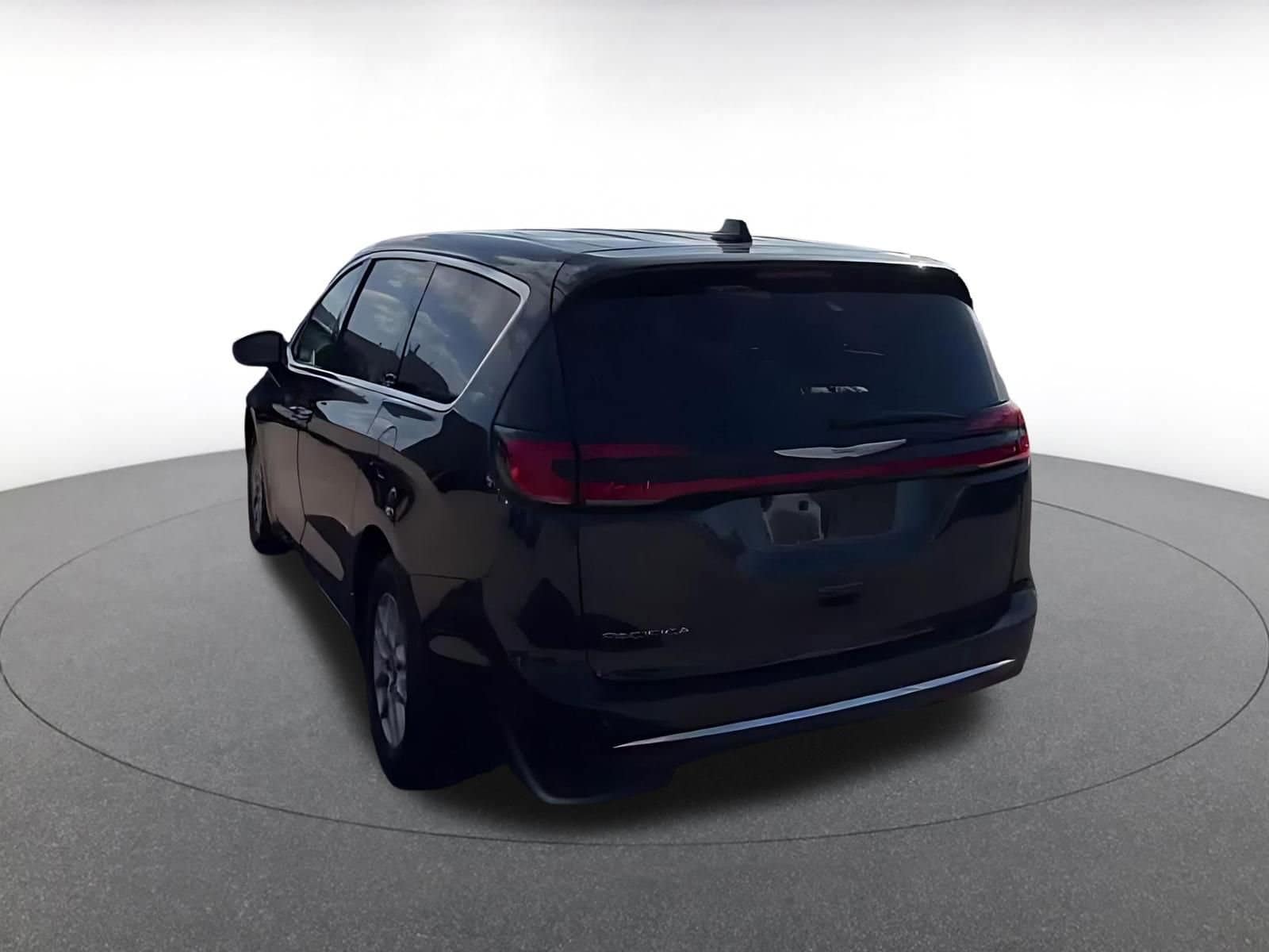 Thumbnail: 2023 Chrysler Pacifica - 10