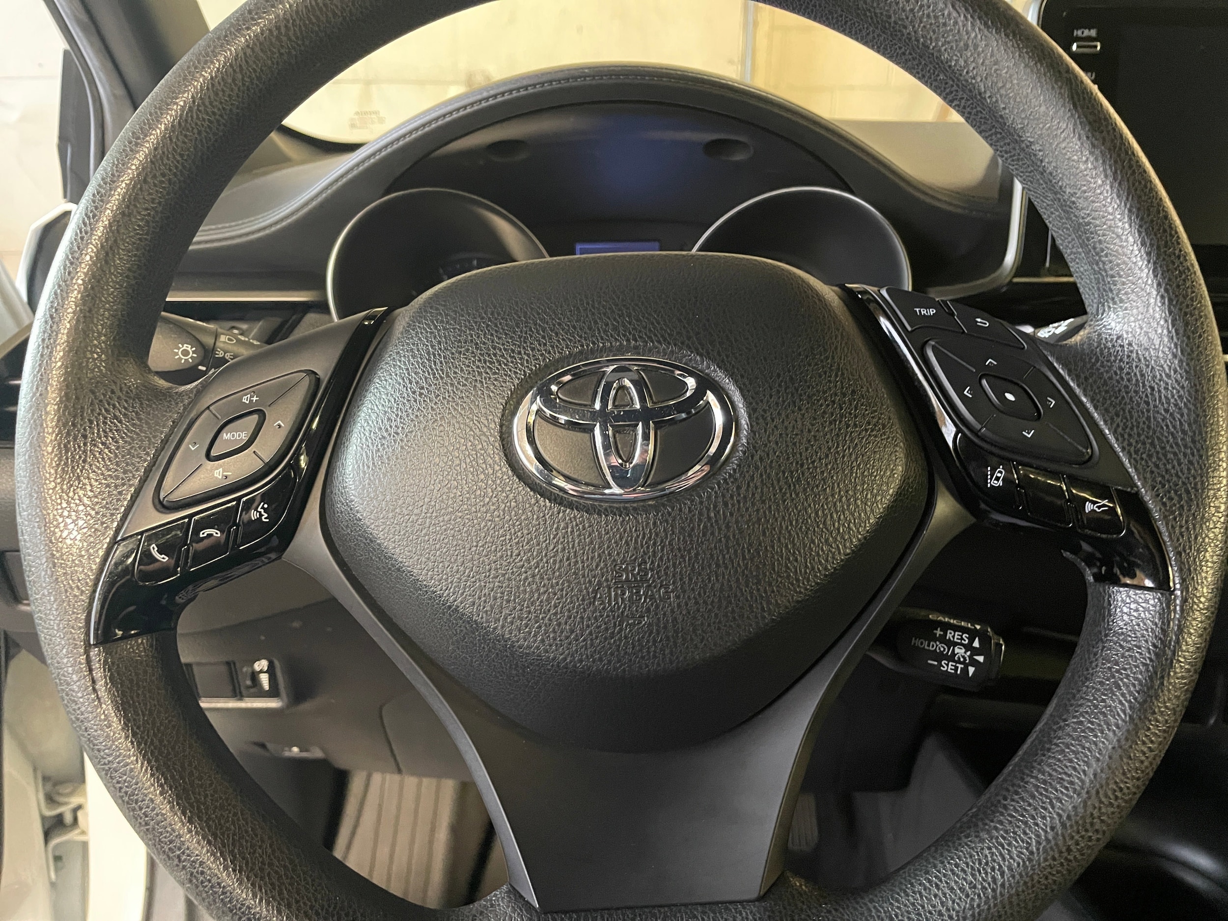 2019 Toyota C-HR LE 26