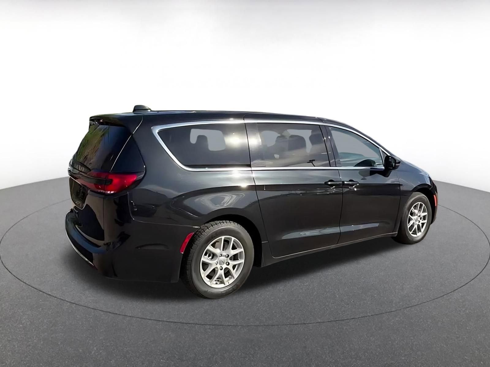 Thumbnail: 2023 Chrysler Pacifica - 12