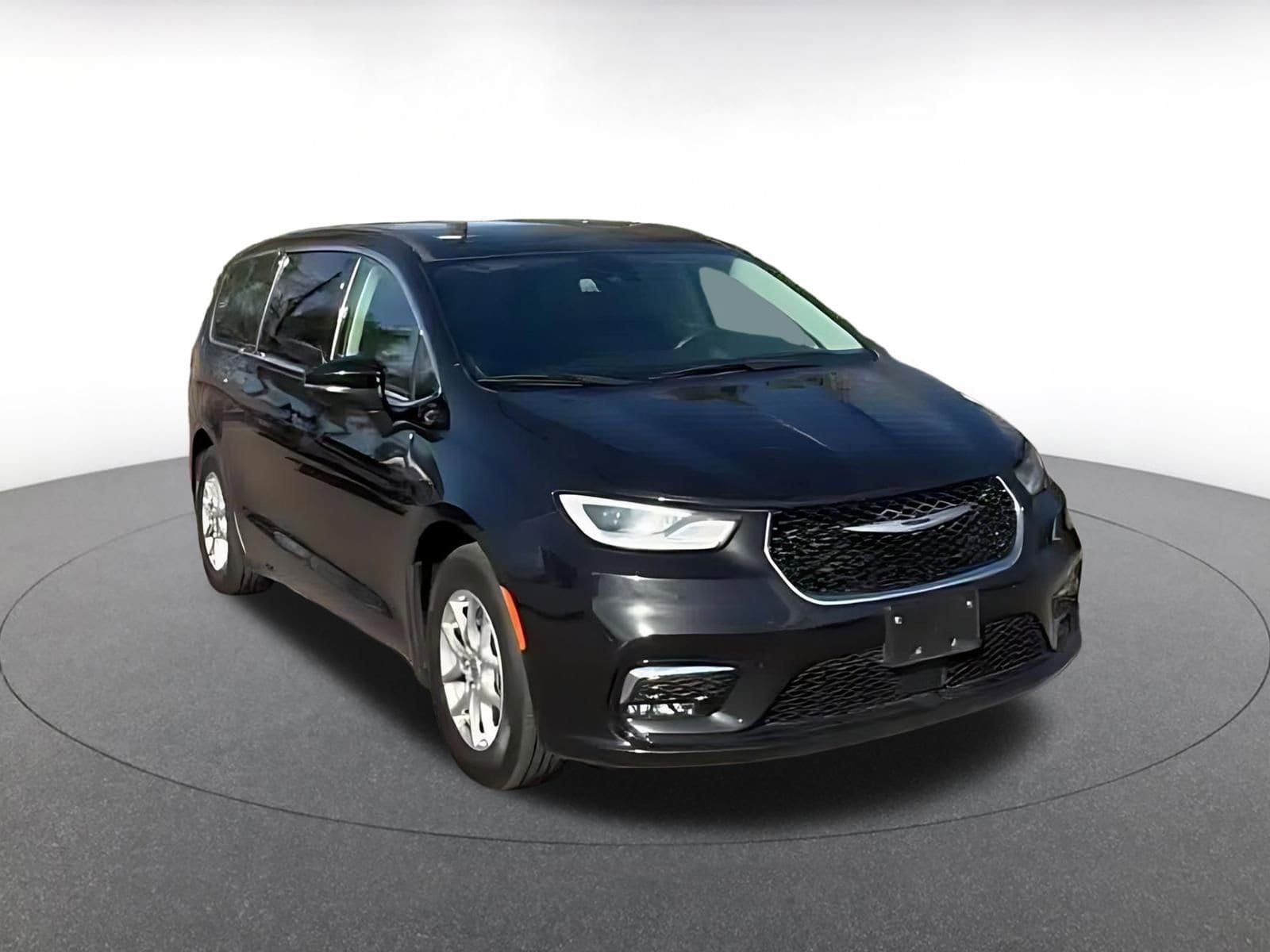 Thumbnail: 2023 Chrysler Pacifica - 3