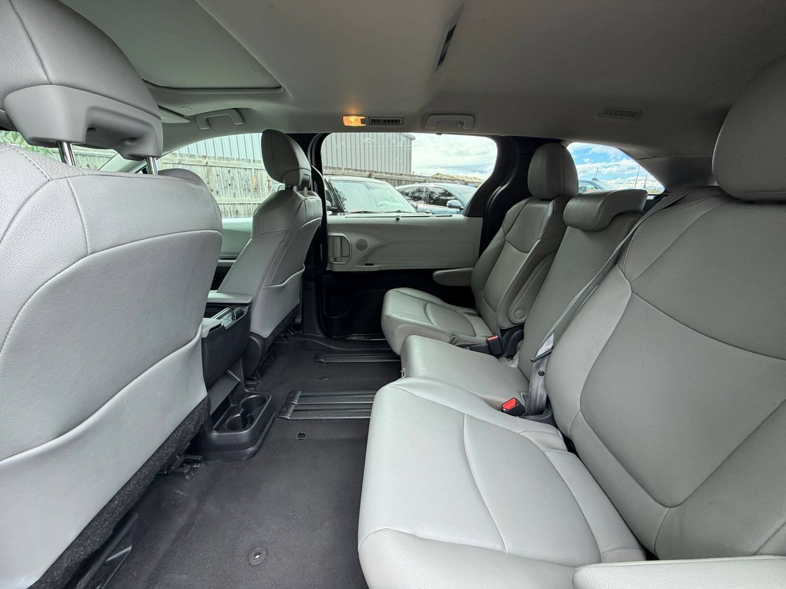 Thumbnail: 2025 Toyota Sienna - 25