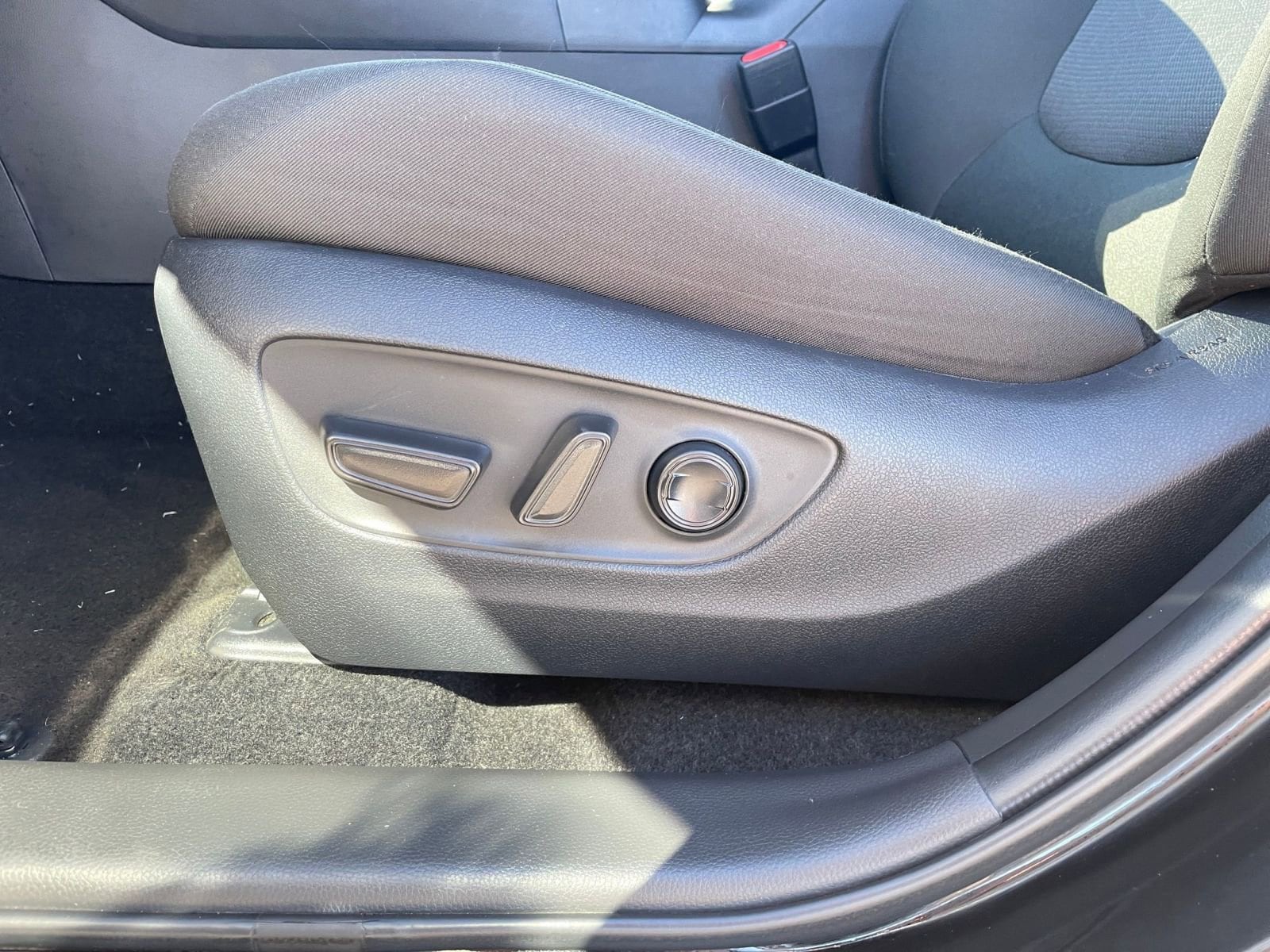 Thumbnail: 2025 Toyota RAV4 - 23