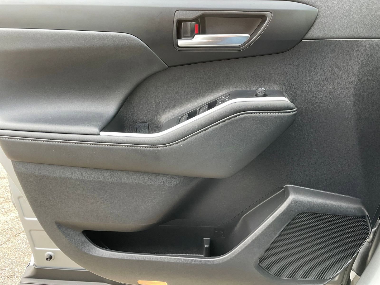 Thumbnail: 2025 Toyota Highlander - 18