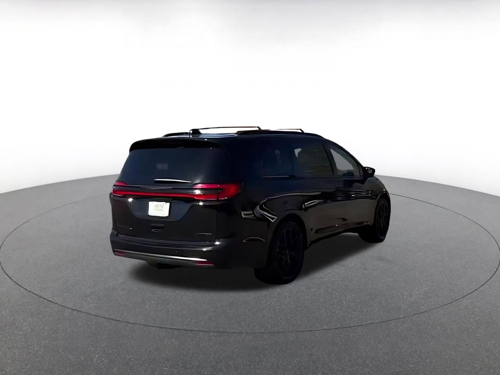 Thumbnail: 2025 Chrysler Pacifica - 9