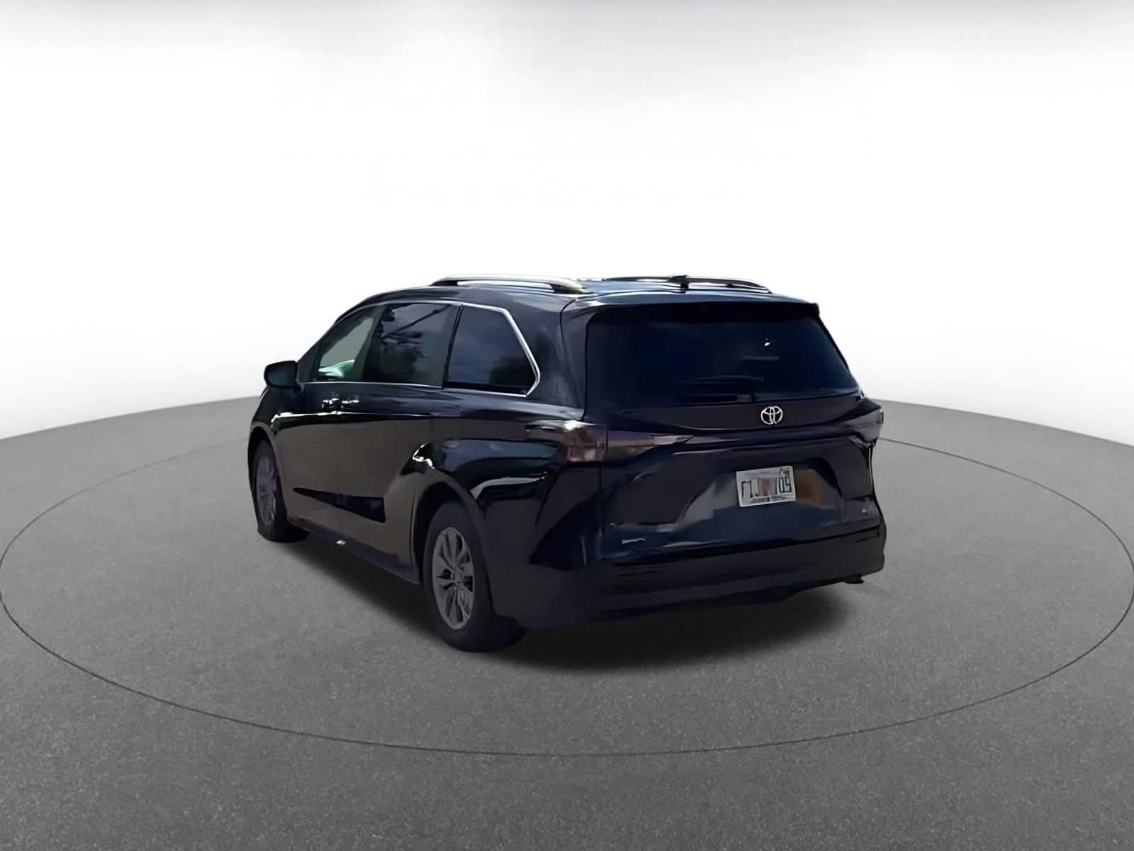 Thumbnail: 2025 Toyota Sienna - 9