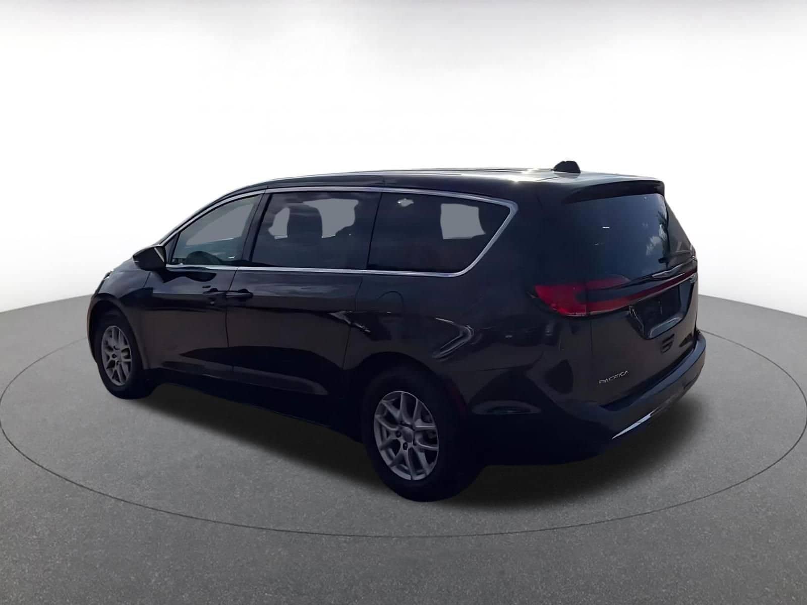 Thumbnail: 2023 Chrysler Pacifica - 9