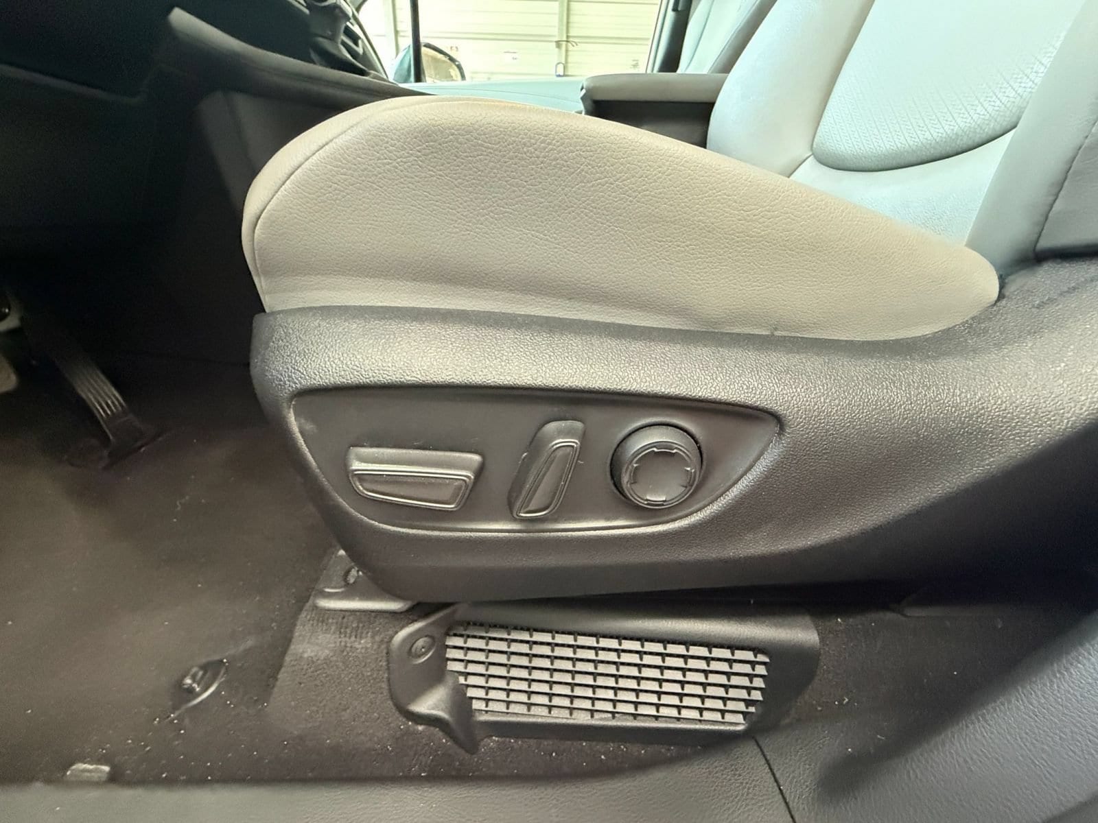 Thumbnail: 2025 Toyota Sienna - 21