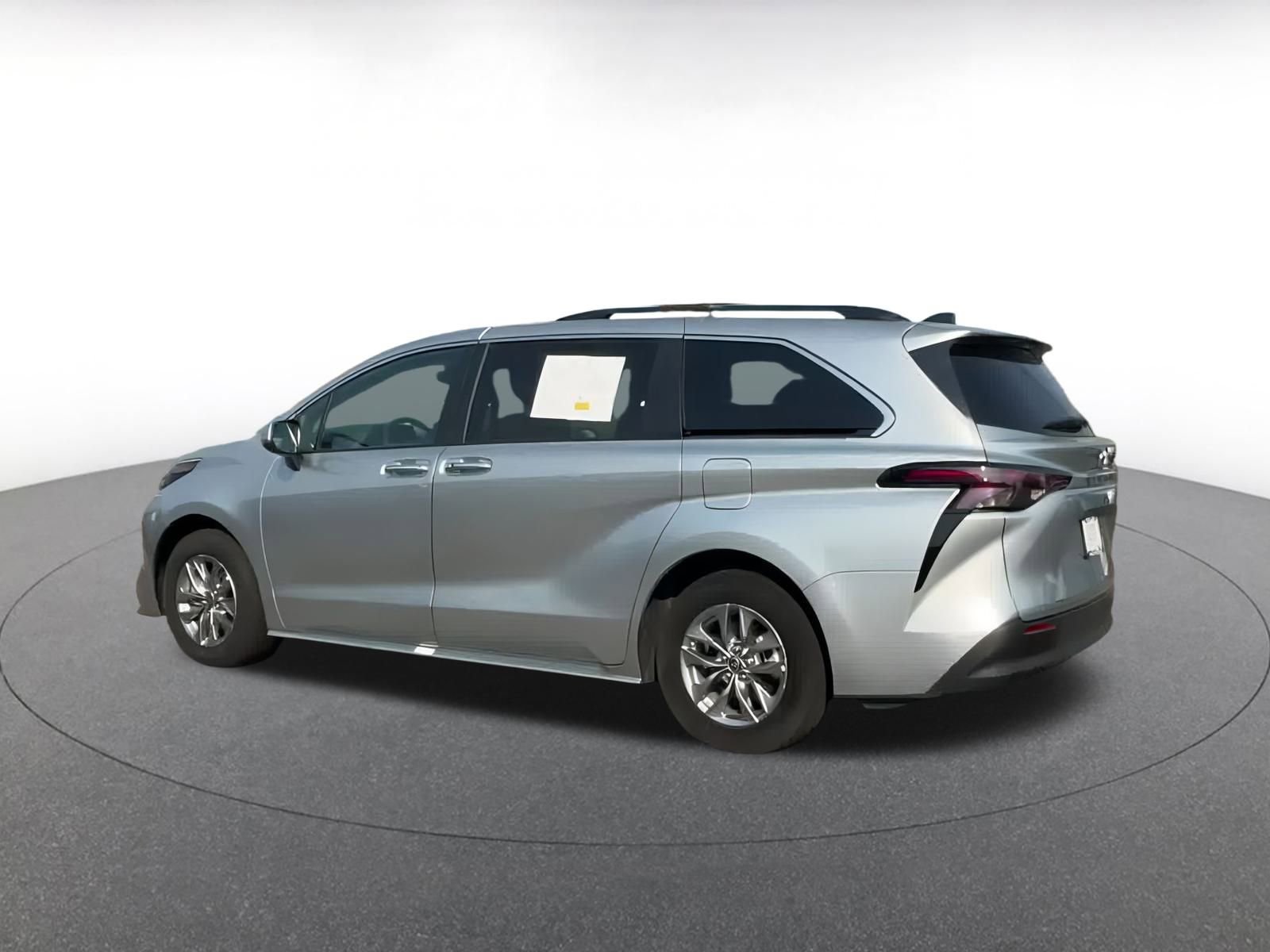 Thumbnail: 2024 Toyota Sienna - 10