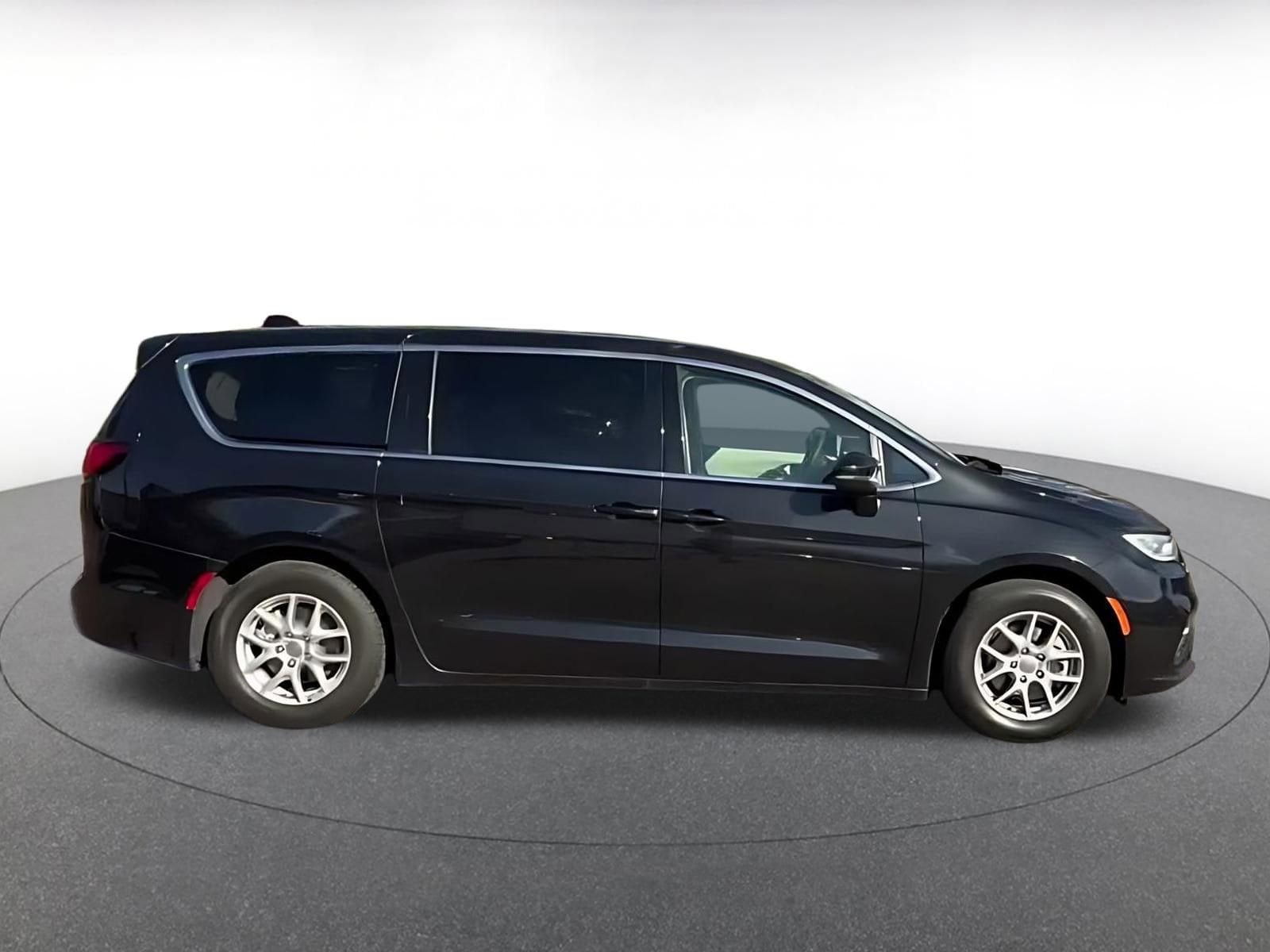 Thumbnail: 2023 Chrysler Pacifica - 15
