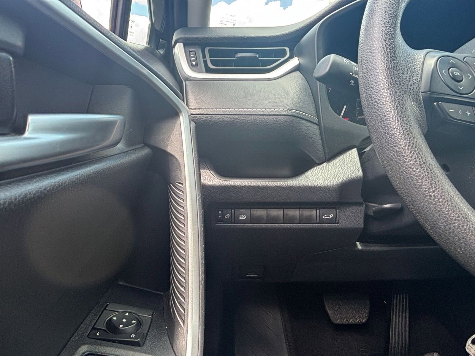 Thumbnail: 2025 Toyota RAV4 - 33