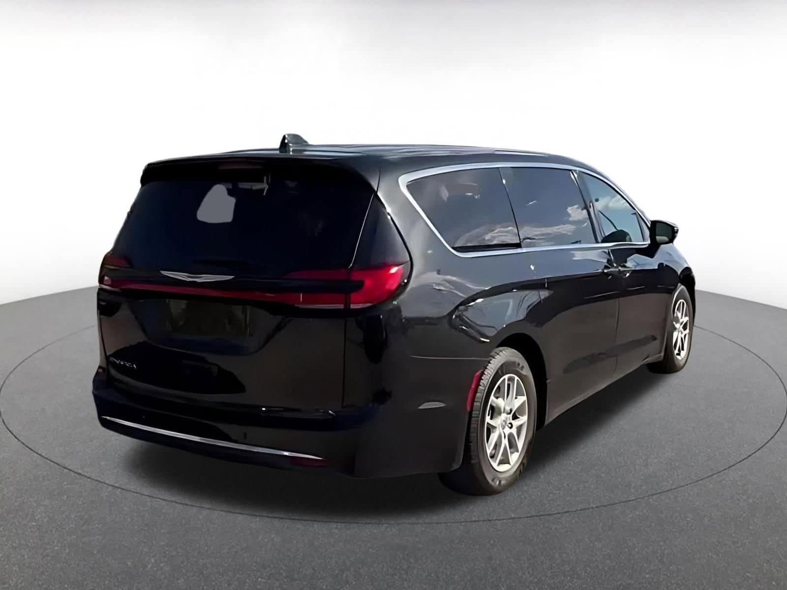Thumbnail: 2023 Chrysler Pacifica - 14