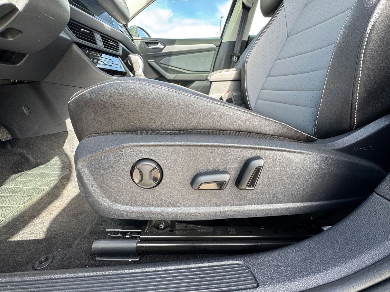 Thumbnail: 2025 Volkswagen Jetta - 23