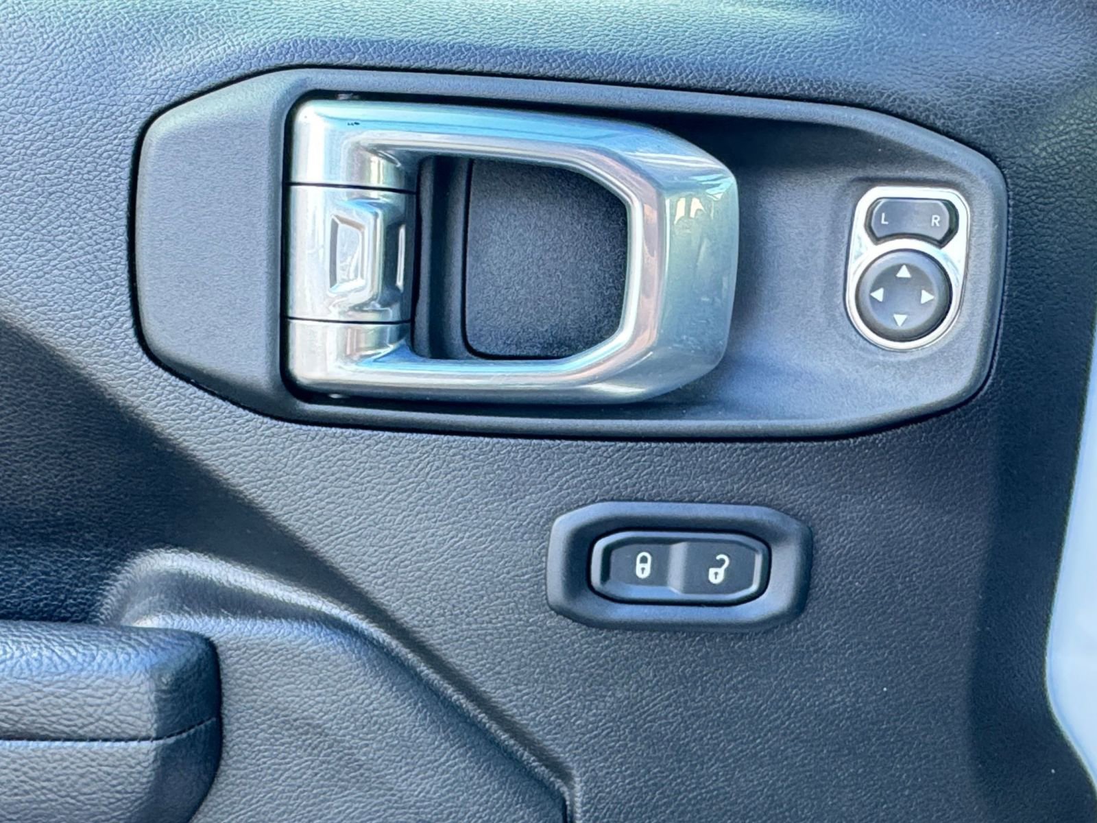 Thumbnail: 2025 Toyota RAV4 - 20