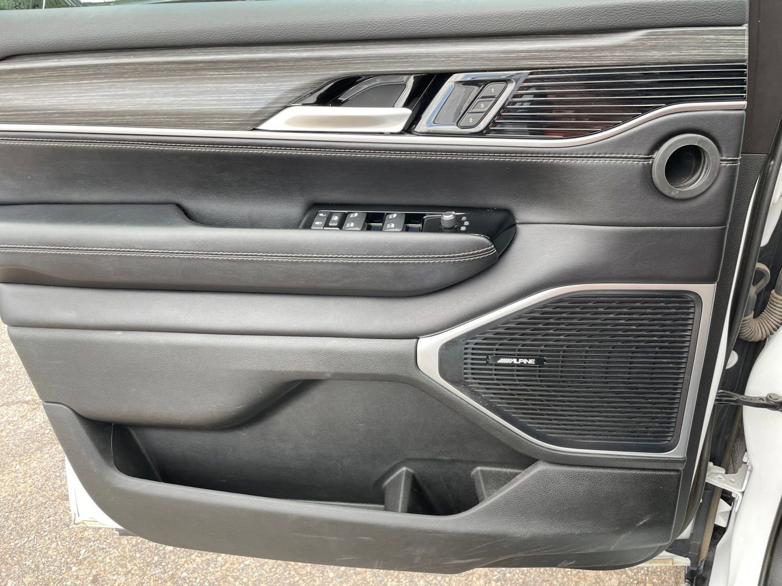 Thumbnail: 2023 Jeep Wagoneer - 20