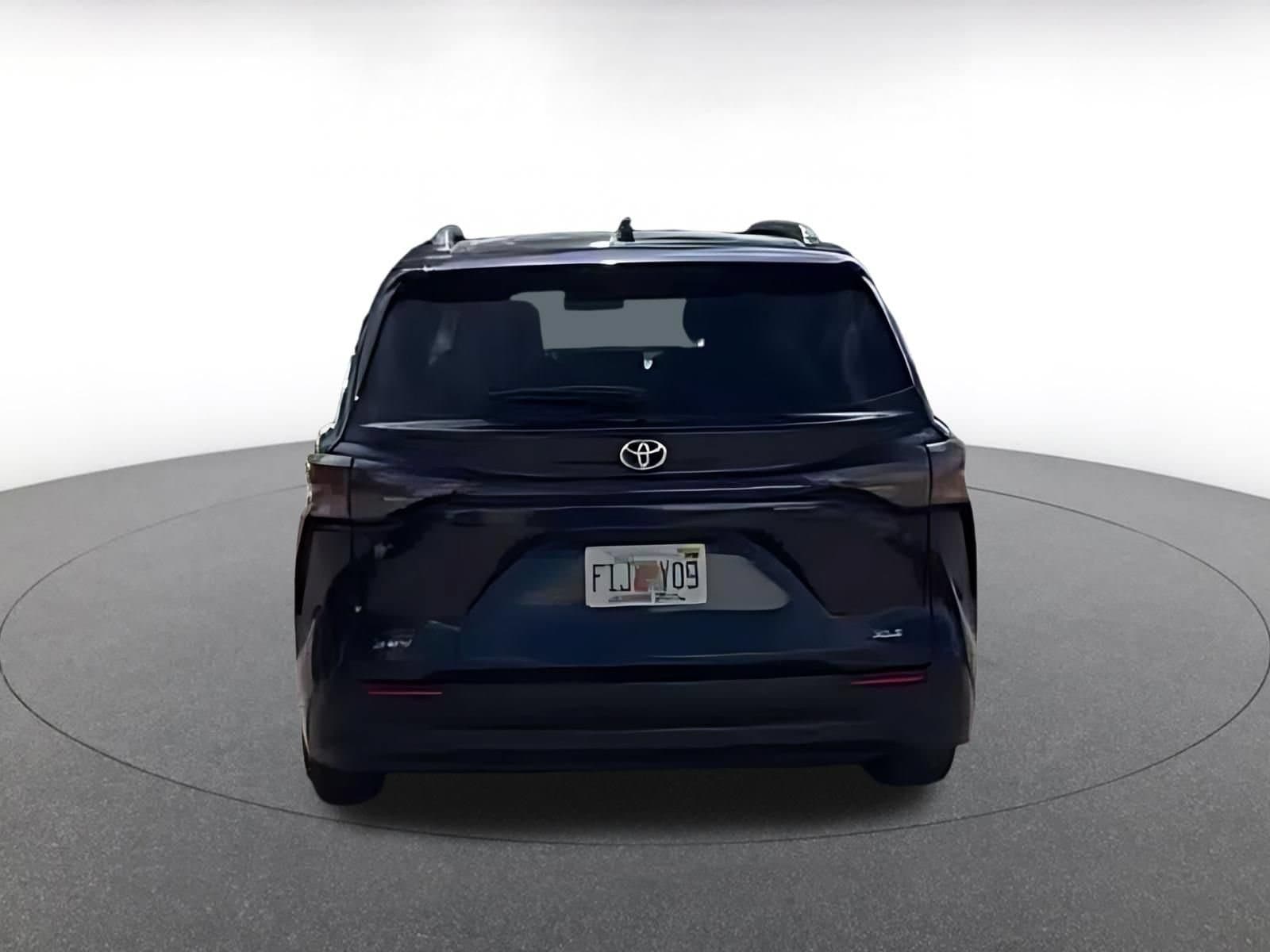 Thumbnail: 2025 Toyota Sienna - 10