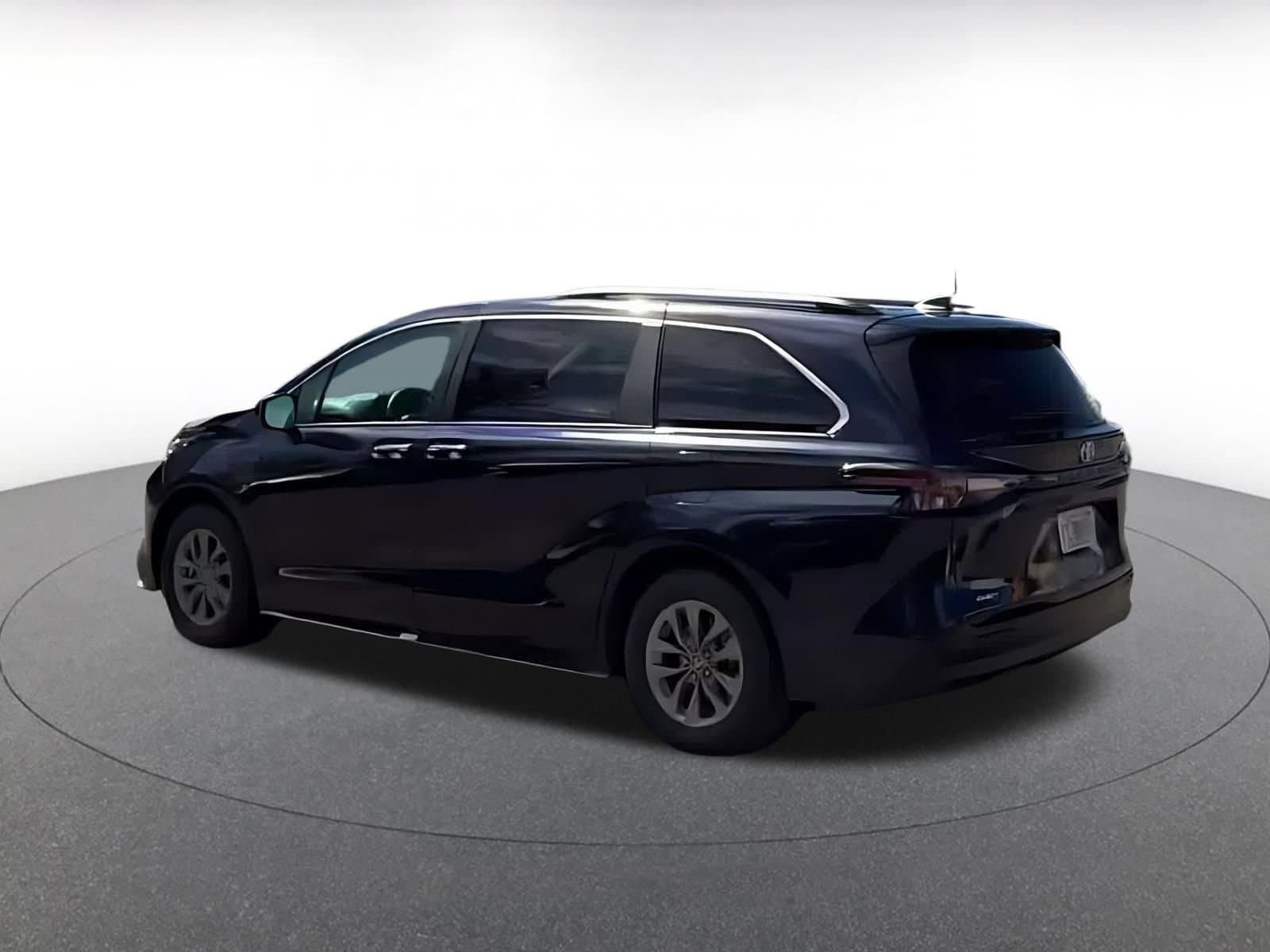 Thumbnail: 2025 Toyota Sienna - 14