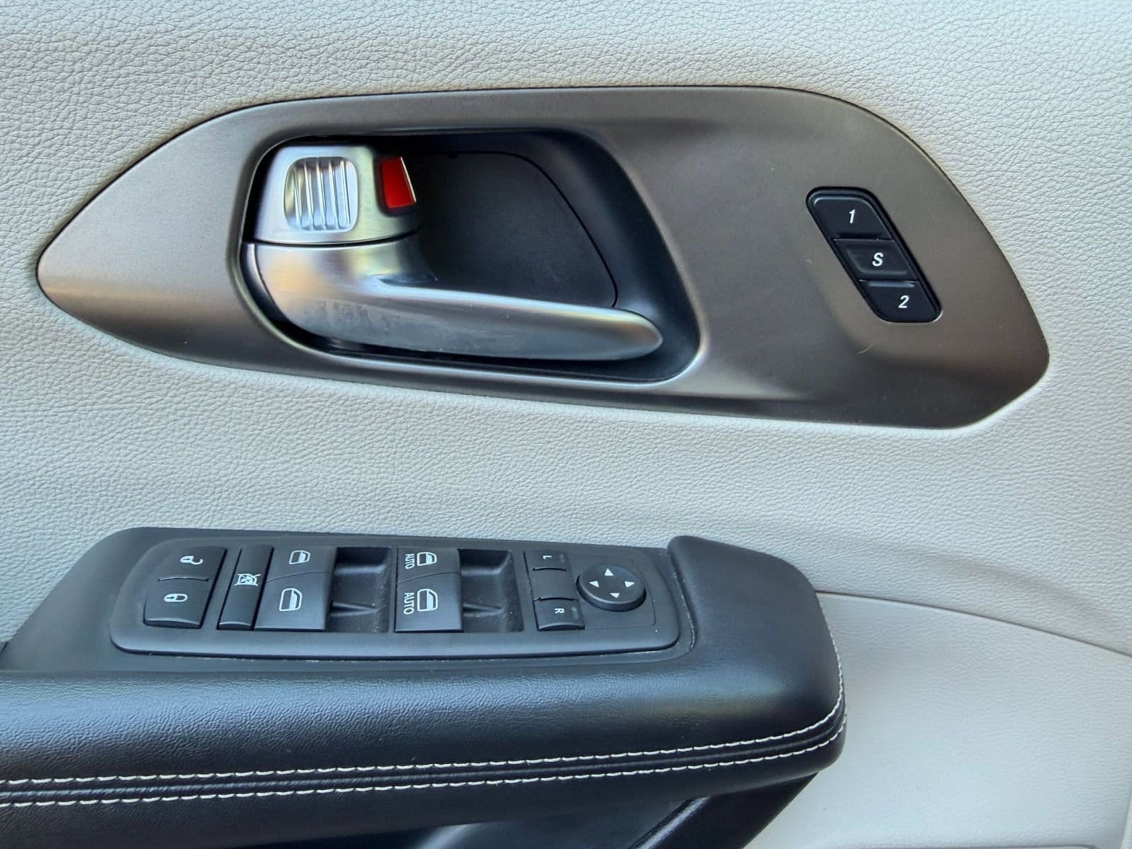 Thumbnail: 2023 Chrysler Pacifica - 18