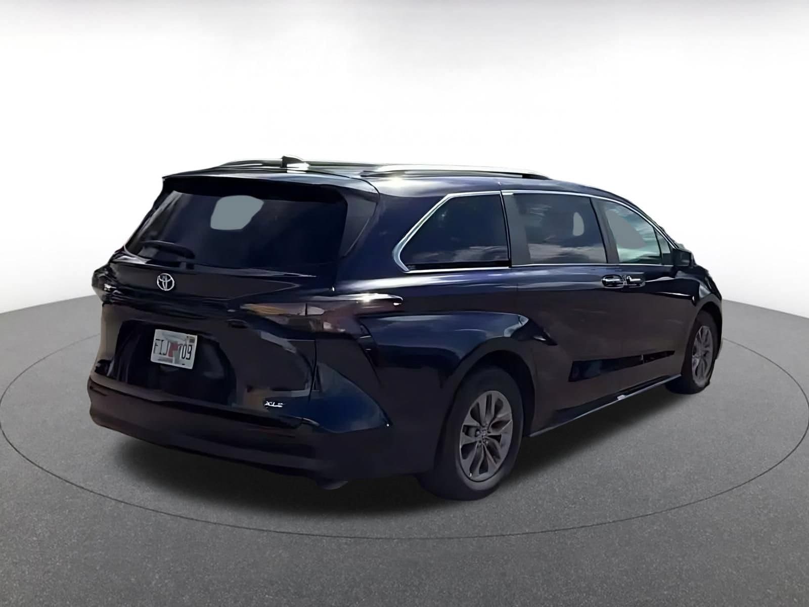 Thumbnail: 2025 Toyota Sienna - 12
