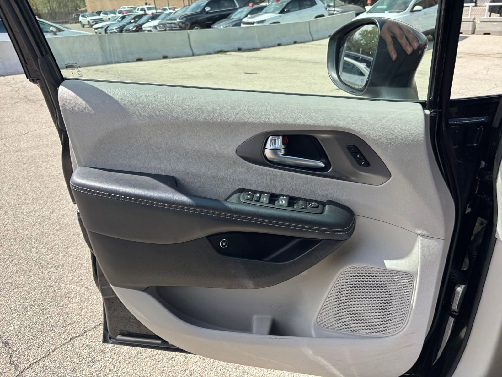 Thumbnail: 2023 Chrysler Pacifica - 18