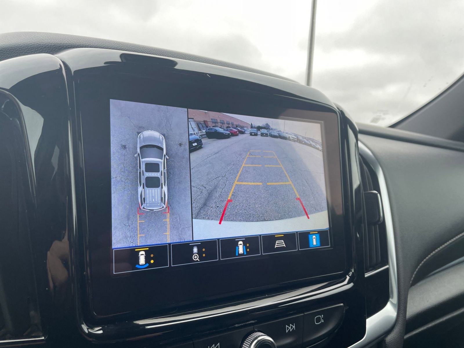 Thumbnail: 2022 Chevrolet Traverse - 25