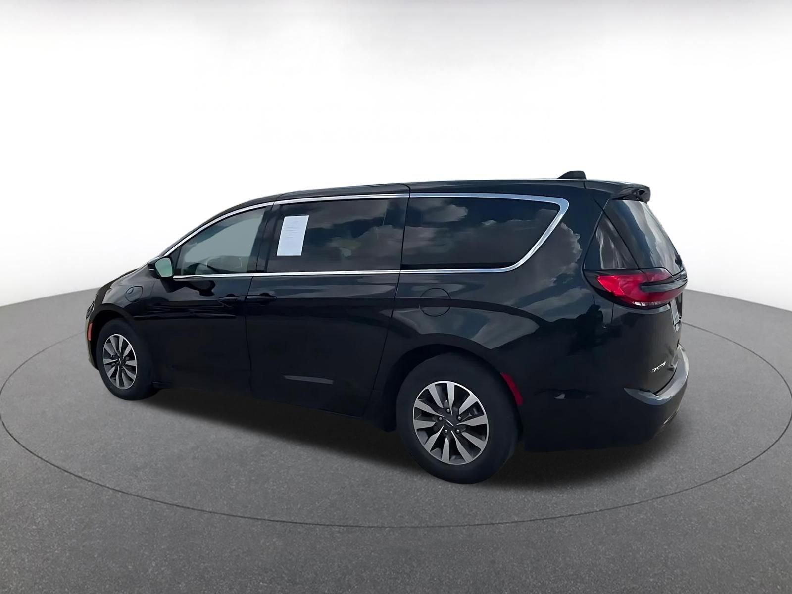 Thumbnail: 2023 Chrysler Pacifica - 10