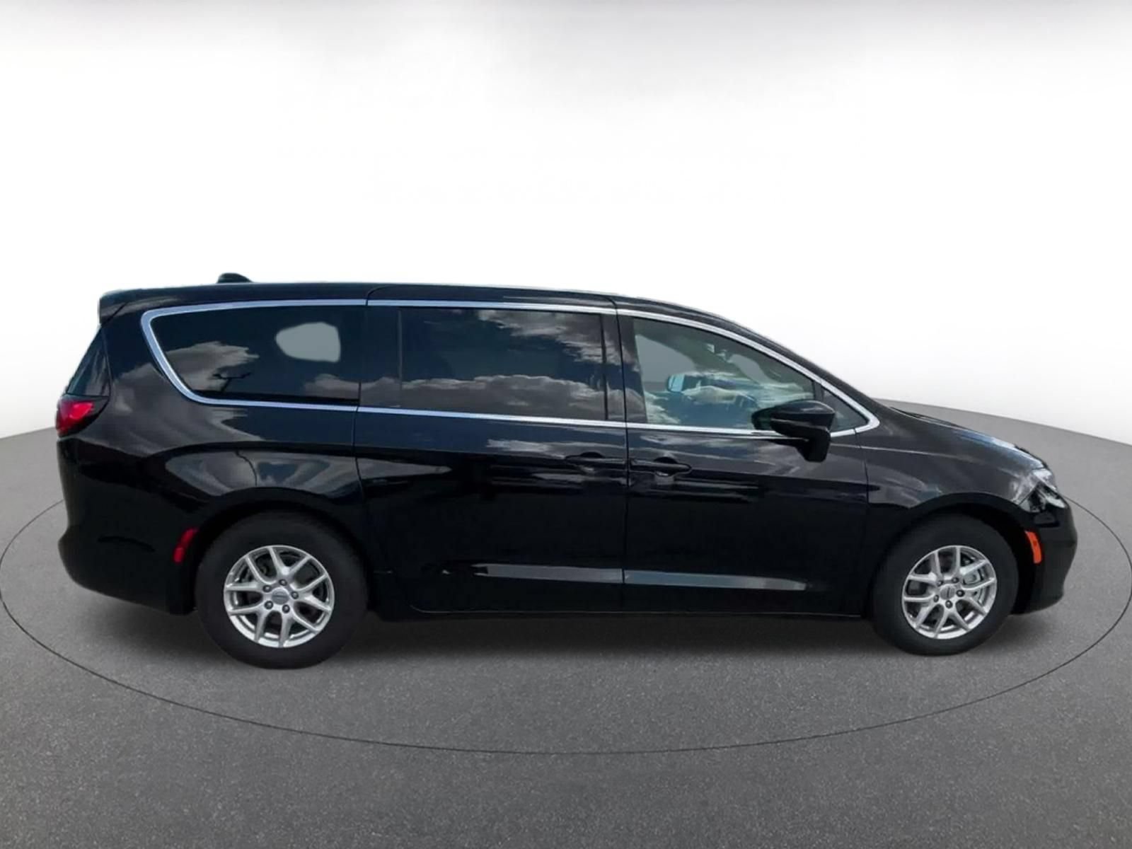 Thumbnail: 2025 Chrysler Pacifica - 13
