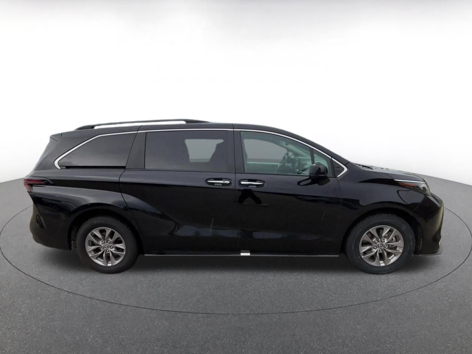 Thumbnail: 2024 Toyota Sienna - 16