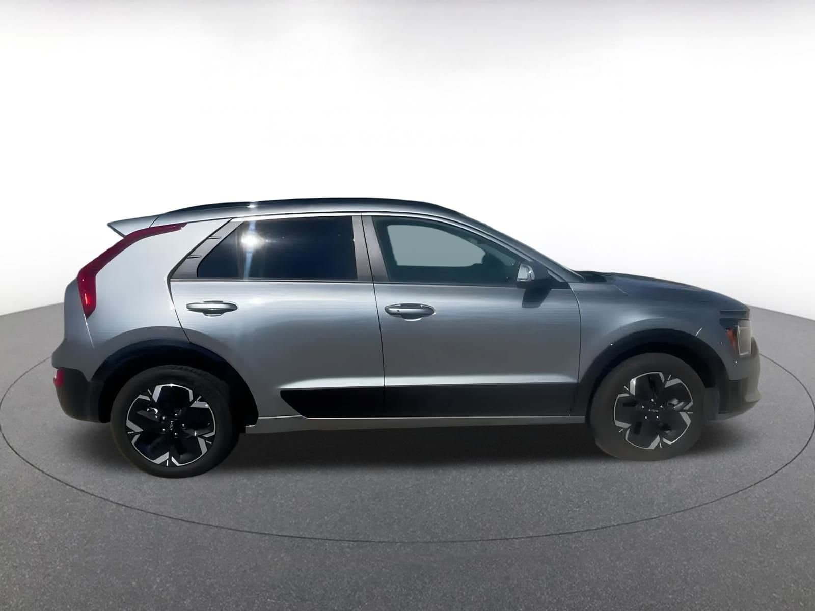 Thumbnail: 2023 Kia Niro - 15
